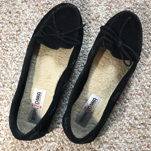 Minnetonka Moccasins Black Leather Flats - Picture 3 of 8
